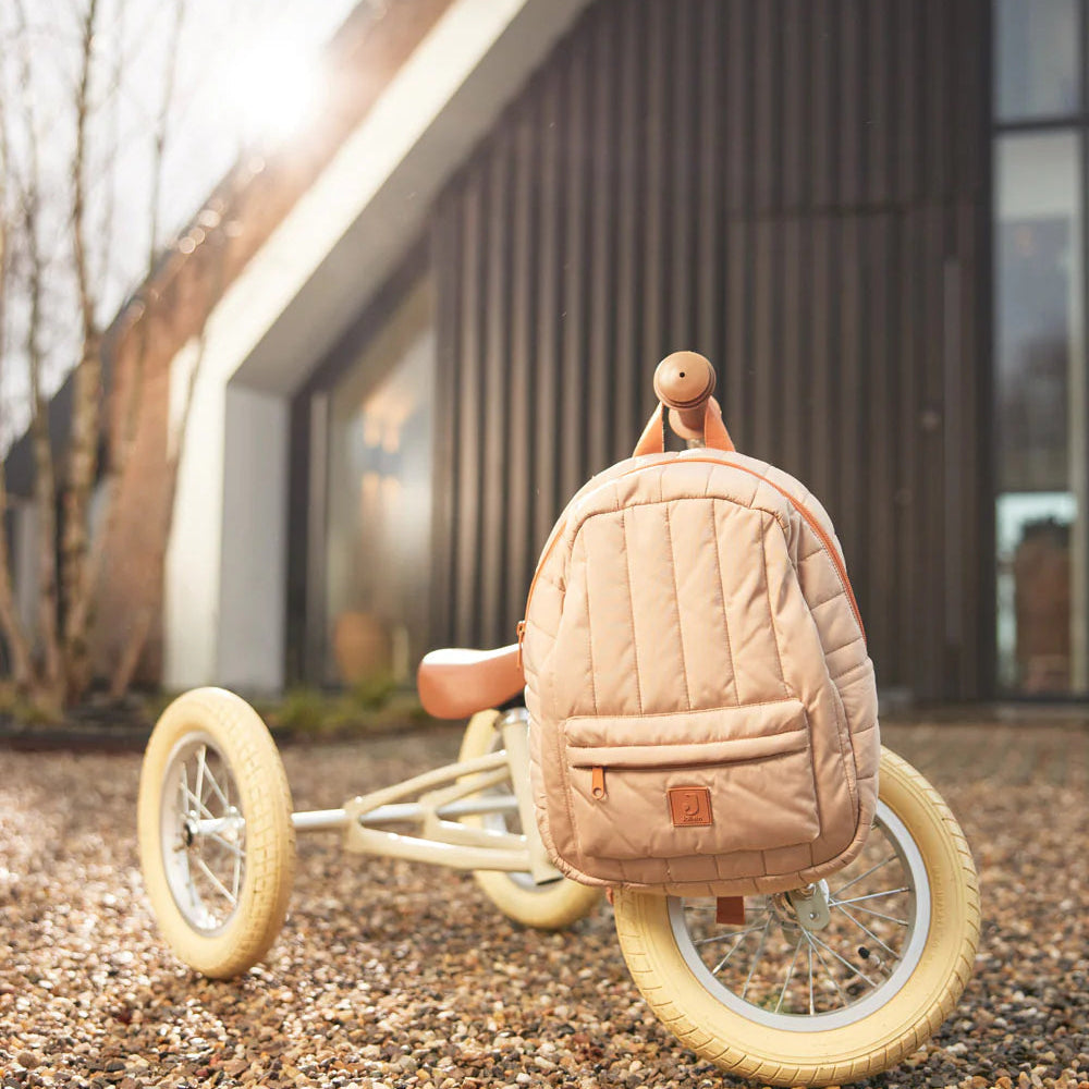 Jollein puffed kinderrugzak in biscuit kleur, ideaal voor opvang, school of logeren. Verkrijgbaar met naam bij Bkado.