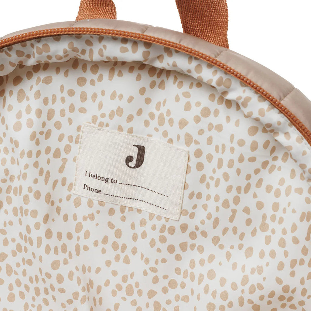 Binnenkant Jollein puffed rugzak Biscuit met naamlabel en stippenprint.