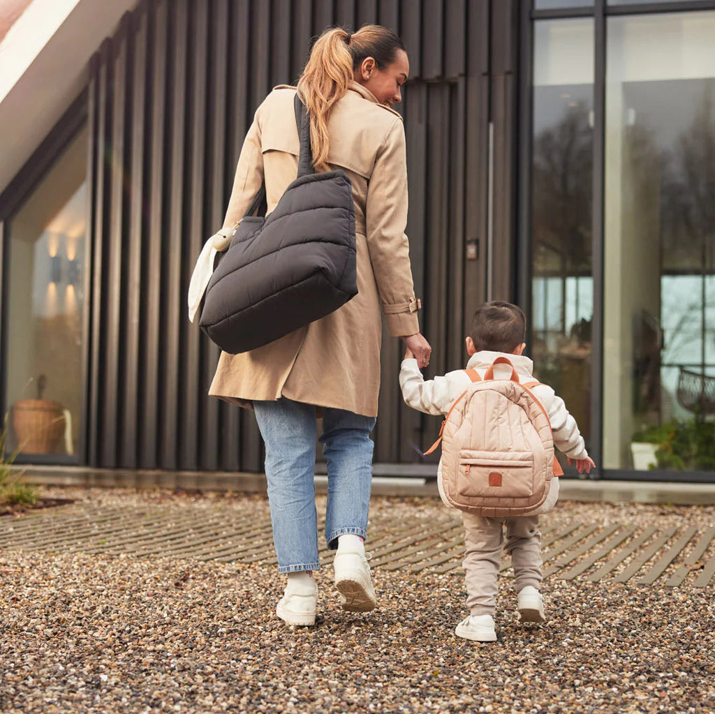 Kind met Jollein puffed rugzak Biscuit en moeder met mom bag.