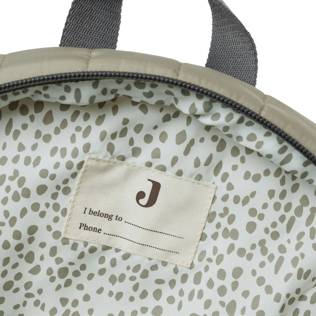 Binnenkant Jollein puffed rugzak Olive Green met naamlabel en stippenprint.