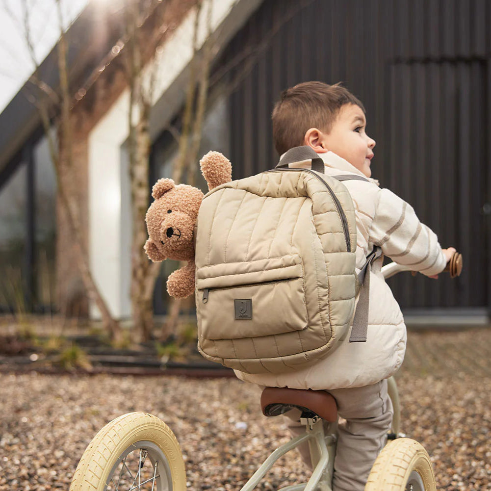ongen met Jollein puffed rugzak Olive Green en knuffel .verkrijgbaar bij Bkado