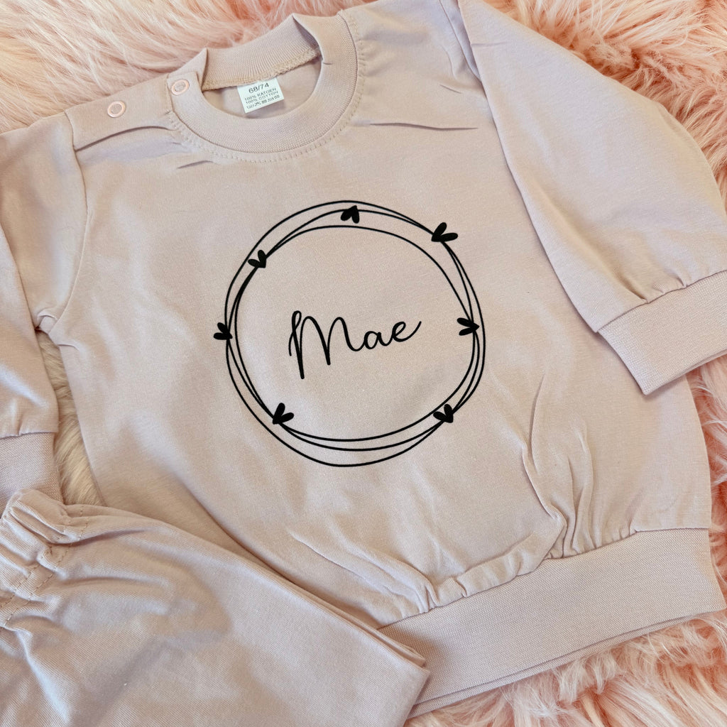 Naam in cirkel met hartjes op baby pyjama gepersonaliseerd ontwerp Bkado