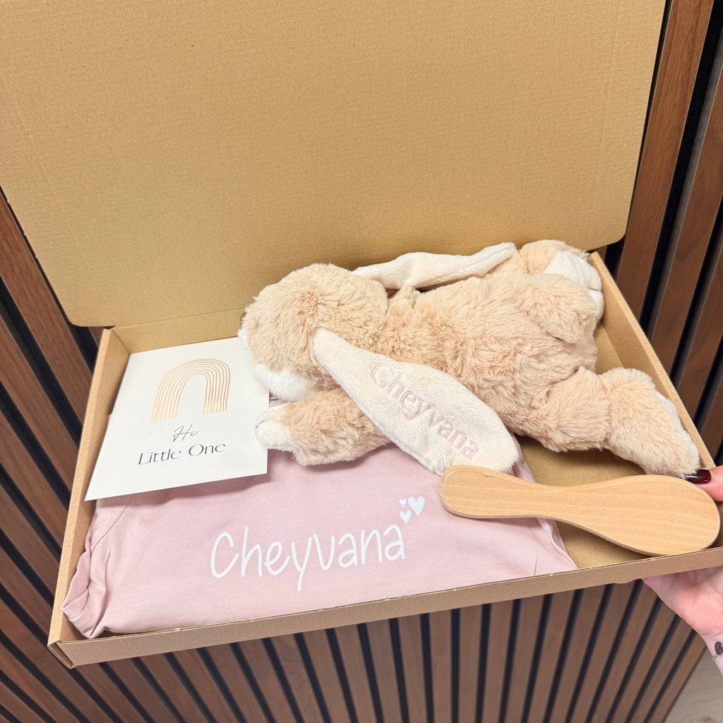 Gepersonaliseerde cadeaubox met pyjama, knuffel en houten borstel met naam – liefdevol samengesteld in het Bkado-atelier