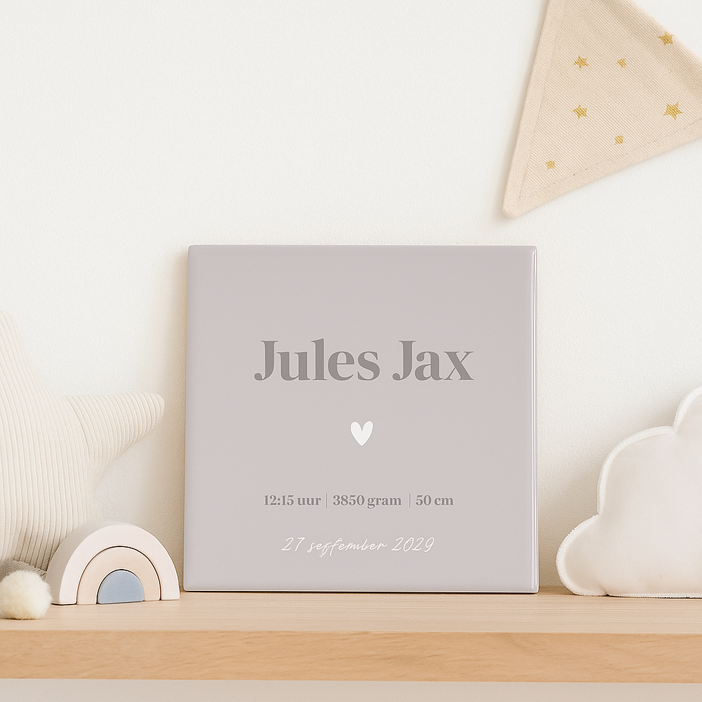 Gepersonaliseerde geboortetegel met naam Jules Jax in grijs met hartje keramische tegel 15x15 cm van Bkado.
