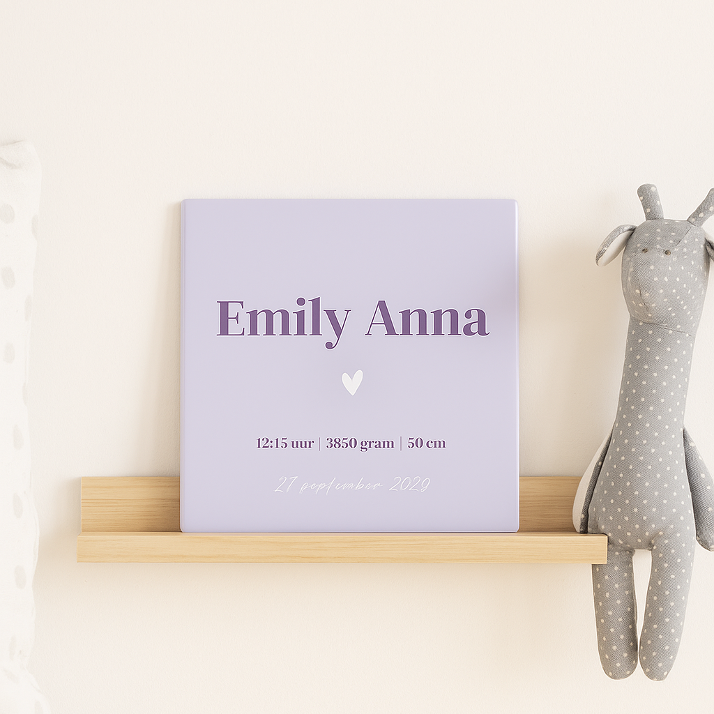 Gepersonaliseerde geboortetegel in lila colourblock met naam en hartje – keramische tegel van Bkado.