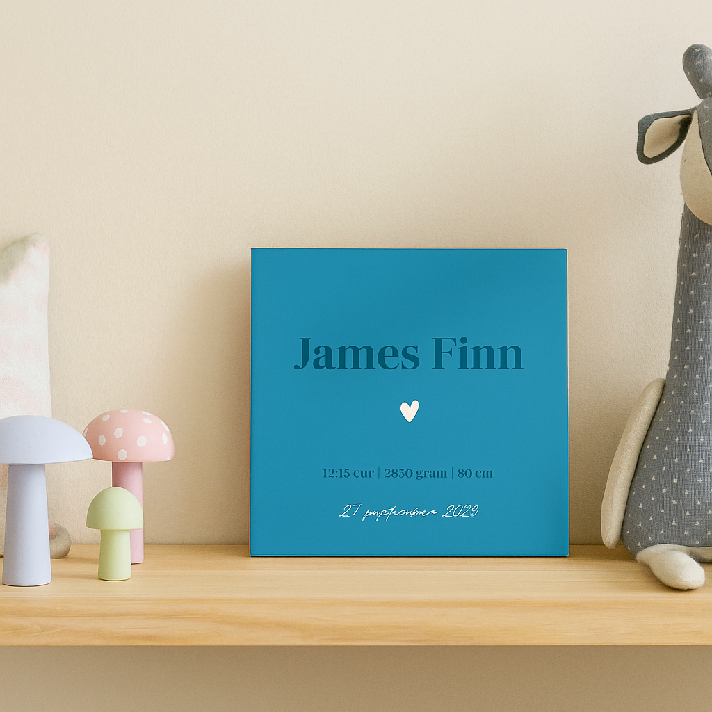 Geboortetegel met naam in blauw met hartje – gepersonaliseerde keramische tegel 15x15 cm van Bkado.